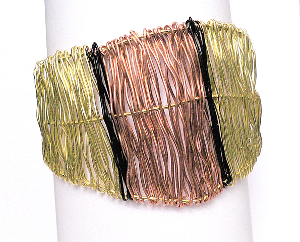 bracciale realizzato con fili di rame e ottone intrecciati, pezzo unico lavorato interamente a mano